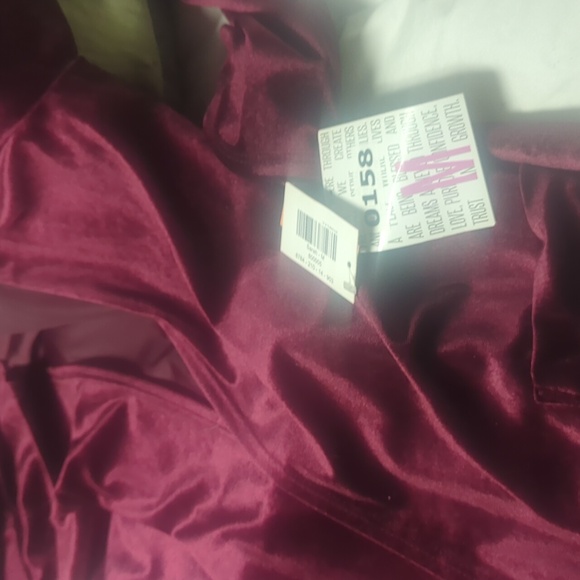 Lularoe size medium new with tags  velvet soft and look burgundy but a shiny - Picture 5 of 6